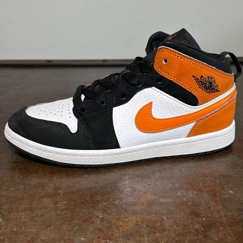 Nike Jordan AJ 1 Mid “Shattered Backboard” Black, Starfish (Orange), White Youth - Picture 2 of 15
